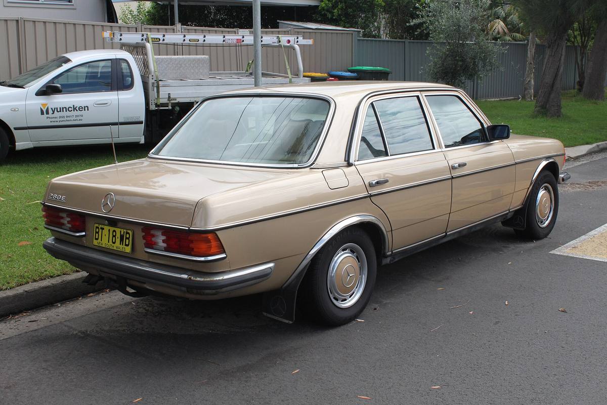 Béžový sedan Mercedes-Benz 280 E řady 123 zezadu