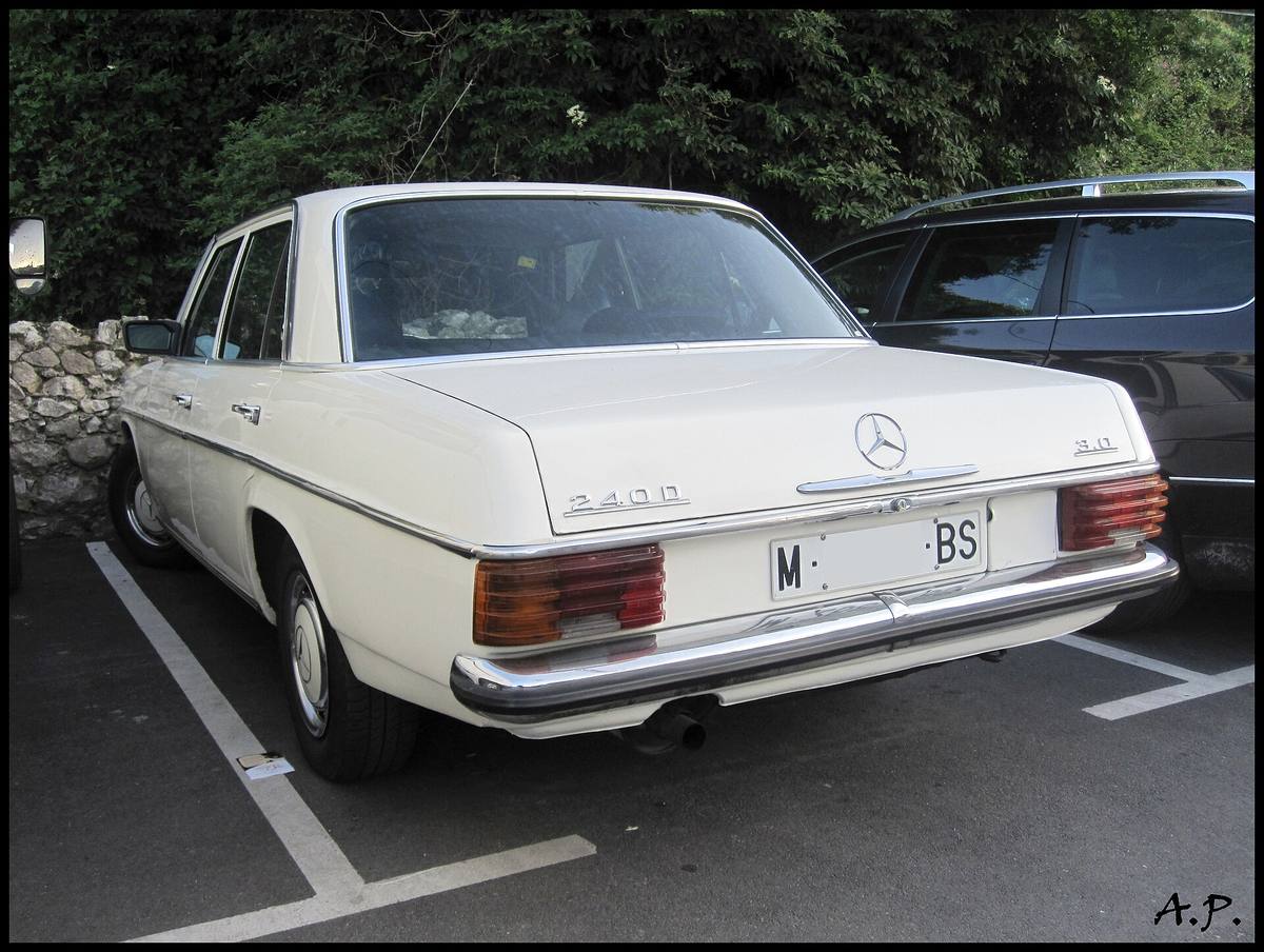 Bílý sedan Mercedes-Benz 240 D 3.0 řady 115 zezadu, na víku kufru nápisy 240 D a 3.0
