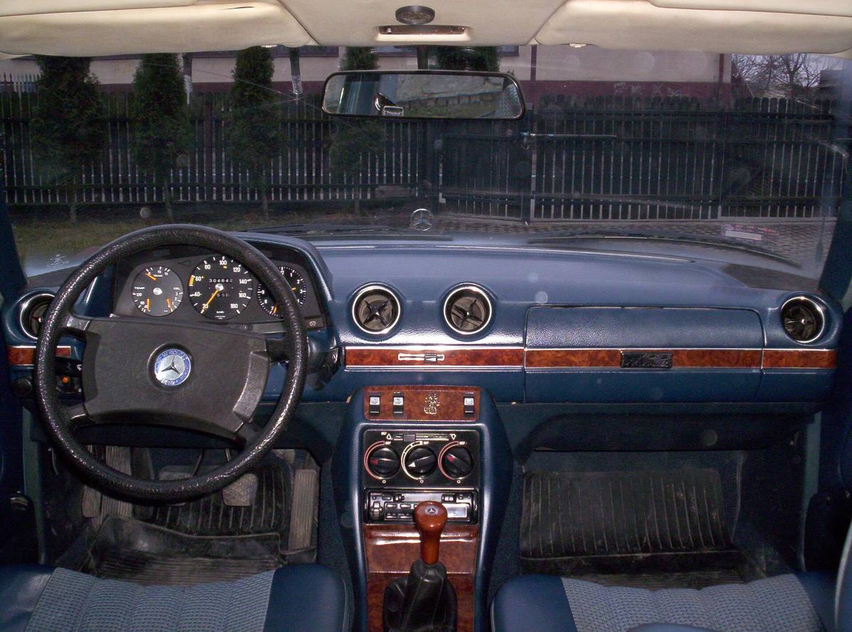 Palubní deska a přední sedadla Mercedesu 300 D generace W123 z roku 1977