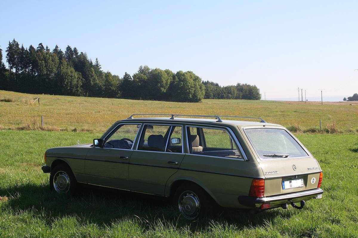 Zelené kombi Mercedes-Benz 300 TD Turbodiesel řady S123 stojící na louce