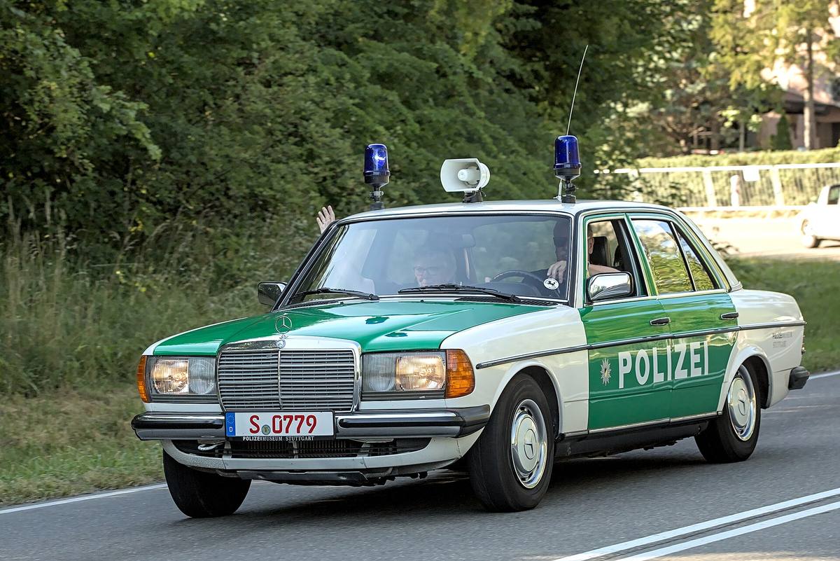 Mercedes-Benz řady 123 v policejním provedení zepředu