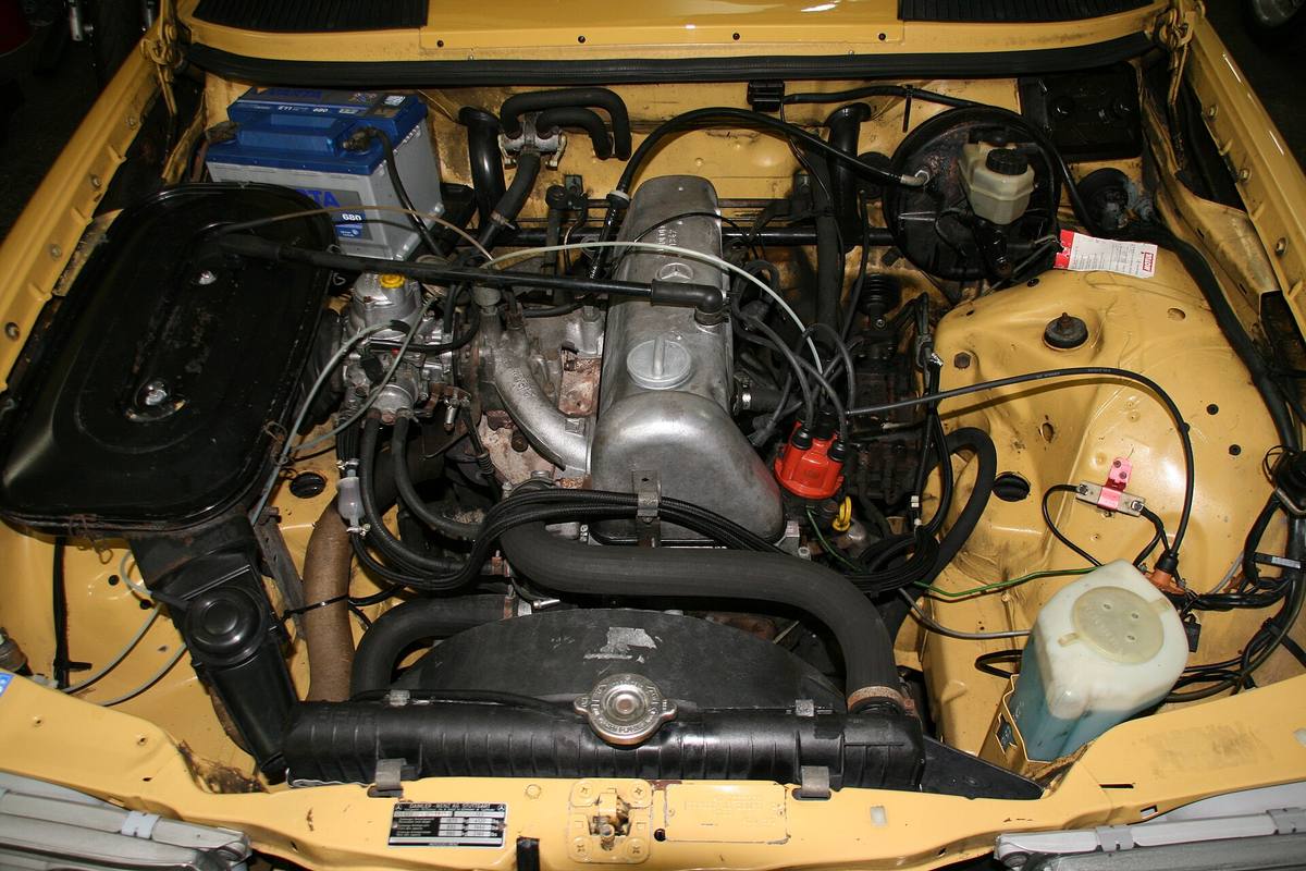 Motorový prostor Mercedesu 230 generace W123 se zážehovým čtyřválcem M115