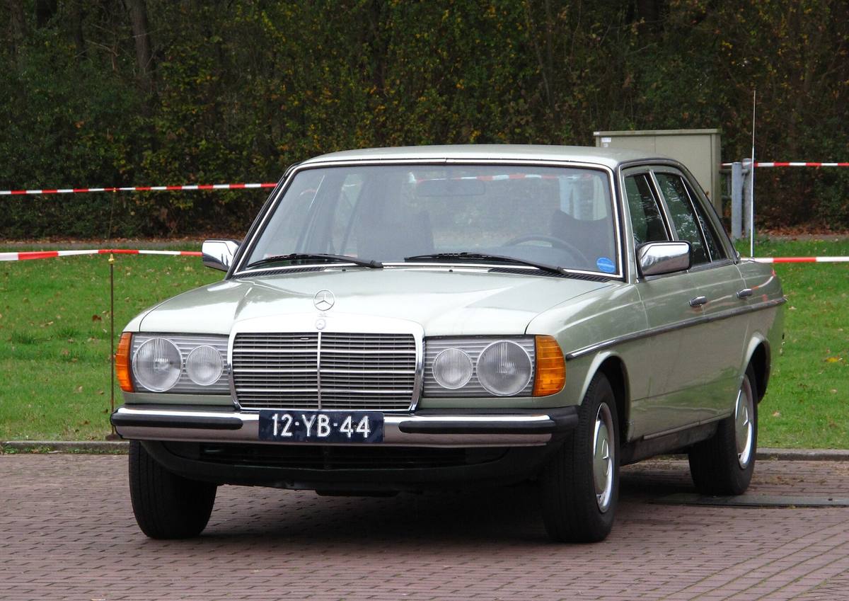 Mercedes-Benz 200 řady 123 z roku 1977 zpředu ze strany
