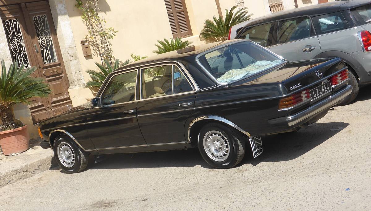 Mercedes-Benz 240 D řady 123 z boku