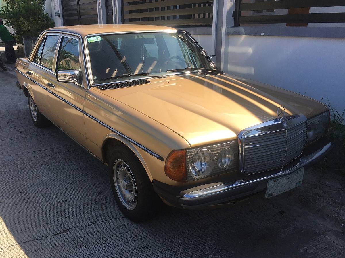 Sedan Mercedes-Benz 200 řady 123 zepředu