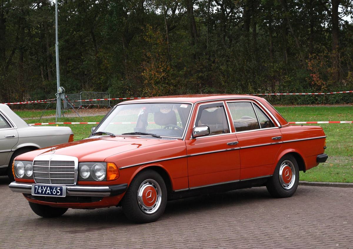 Bílý sedan Mercedes-Benz 230 řady W123 z roku 1977